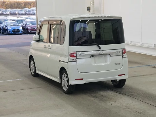 Daihatsu Tanto Лот № 2008