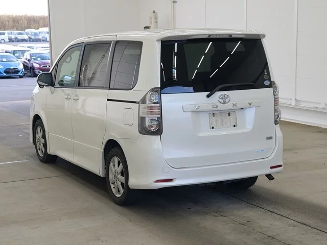 Toyota Voxy II (R70)