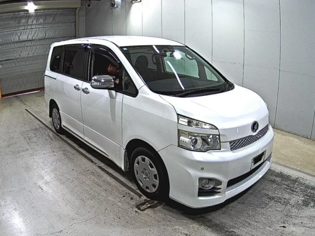 Toyota Voxy Лот № 2012