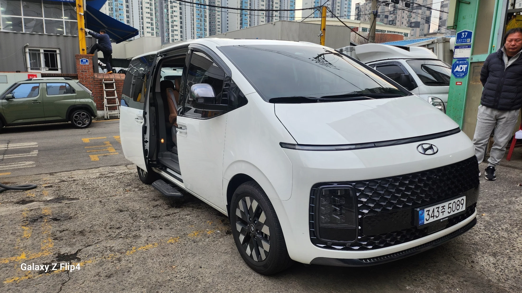 Hyundai Staria L3.5 Lounge 7-Seater Mobility 2022
