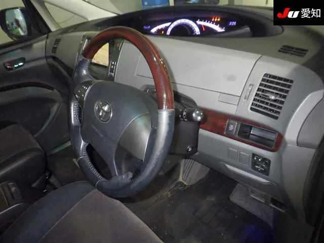 Toyota Estima Лот № 30795 2011