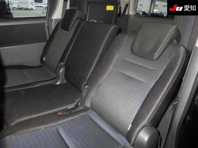 Toyota Voxy II (R70)