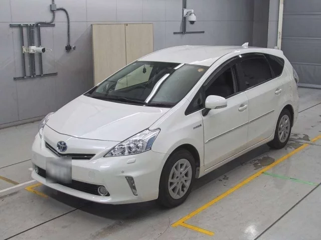 Toyota Prius Alpha Лот № 30713 2014