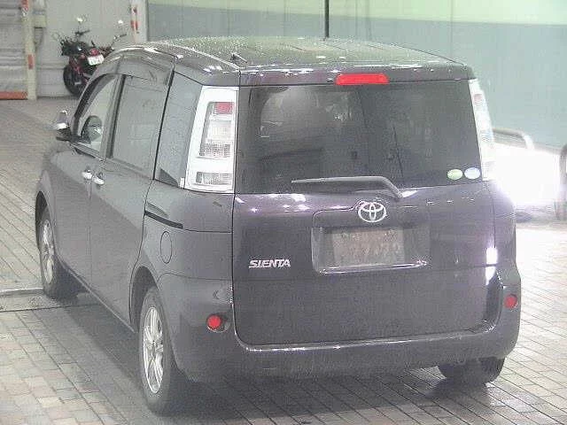 Toyota Sienta Лот № 2013