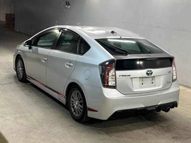 Toyota Prius III Рестайлинг (XW30)