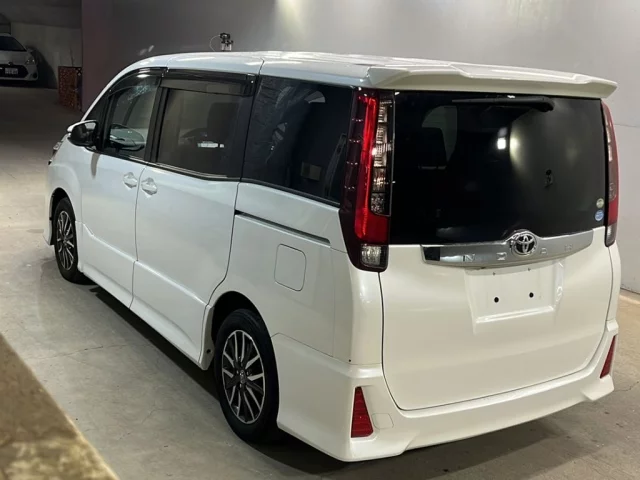 Toyota Noah Лот № 804 2015