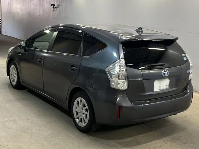 Toyota Prius Alpha Лот № 664 2012