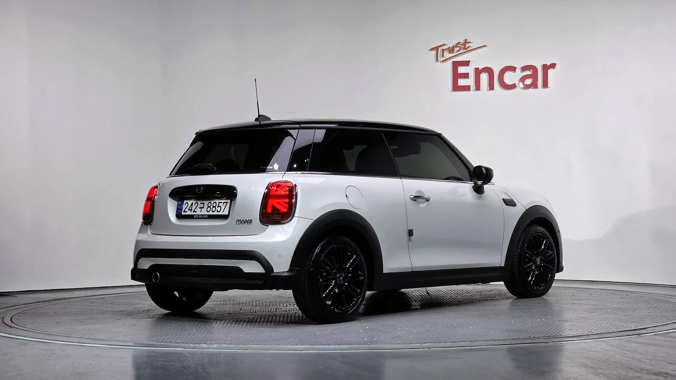 Mini Hatch 2023