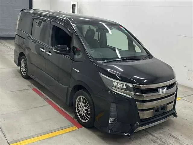 Toyota Noah Лот № 30175 2018