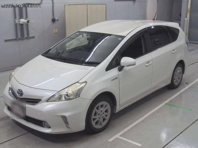 Toyota Prius Alpha Лот № 90140 2013