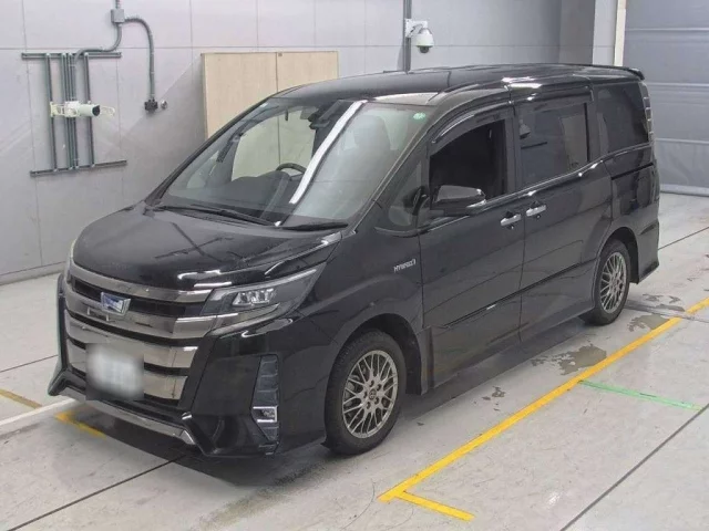 Toyota Noah Лот № 30483 2018