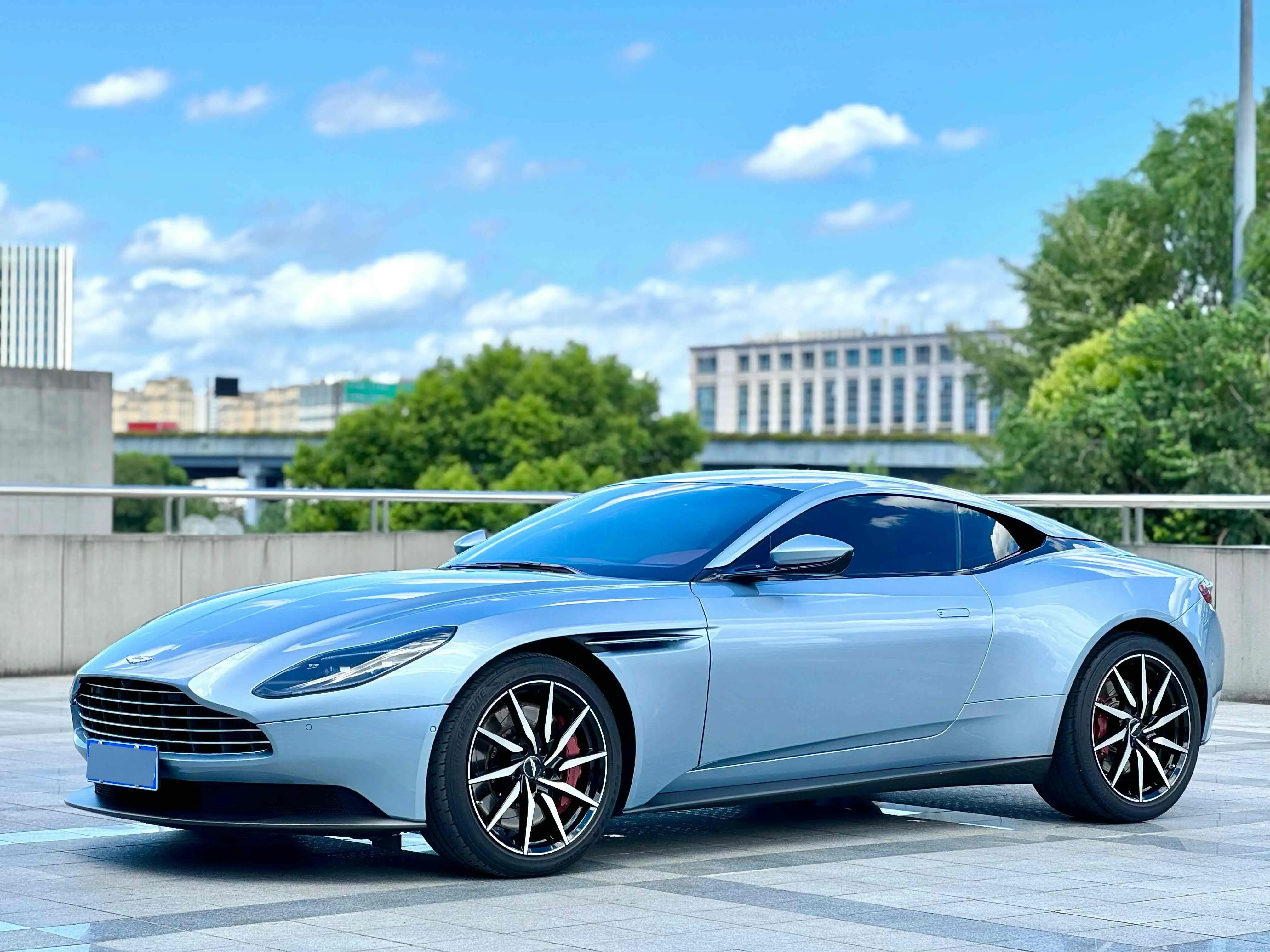 Aston Martin DB11 I