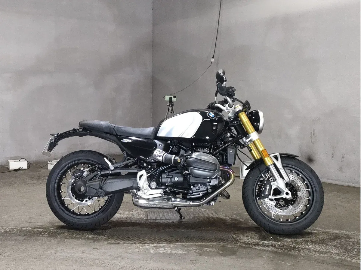 BMW R nine T