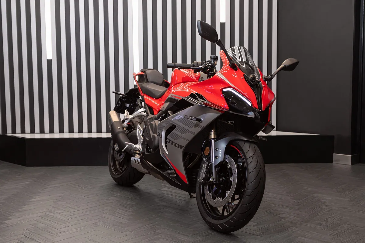 QJMotor SRK 800 RR