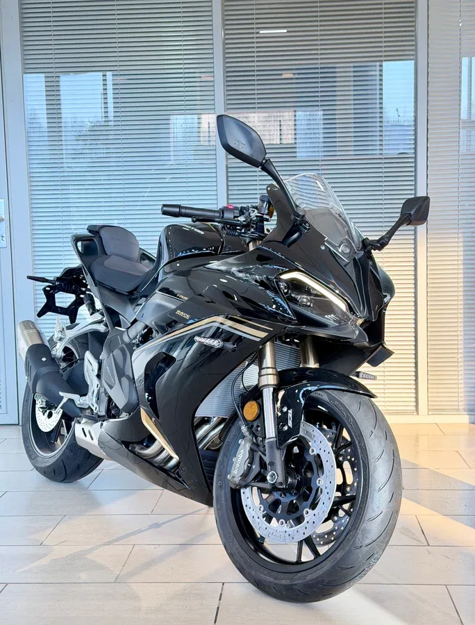 QJMotor SRK 800 RR