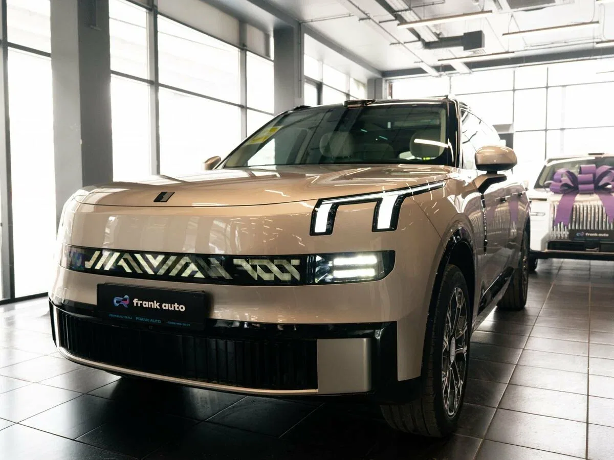 Lynk & Co 900