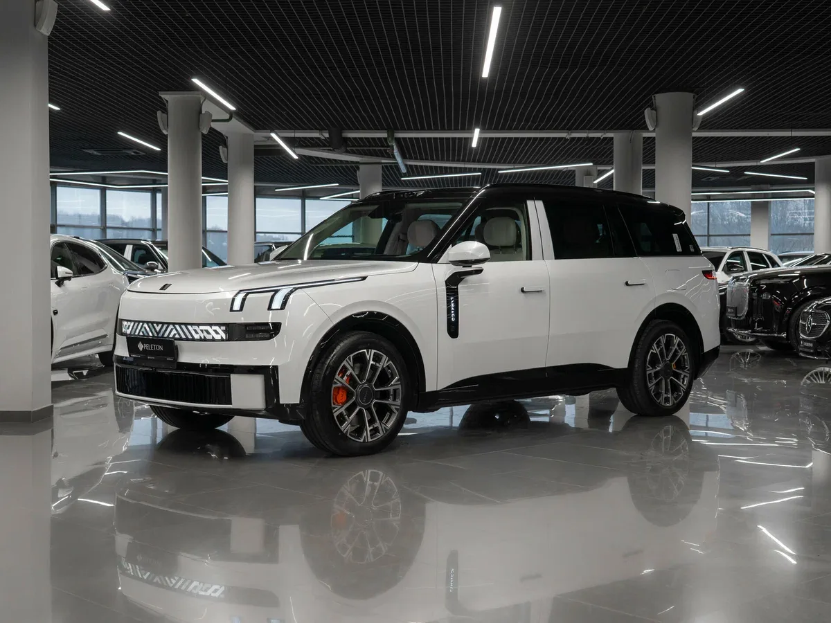 Lynk & Co 900
