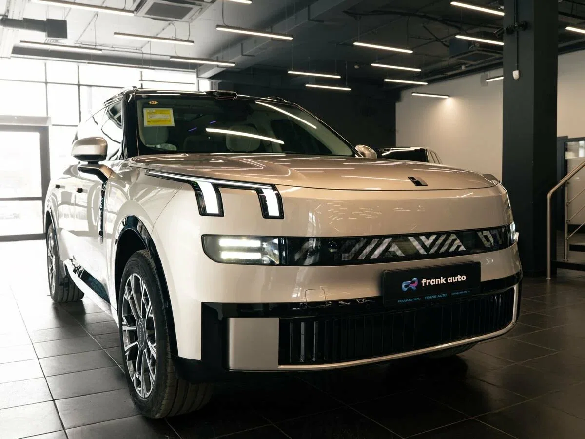 Lynk & Co 900