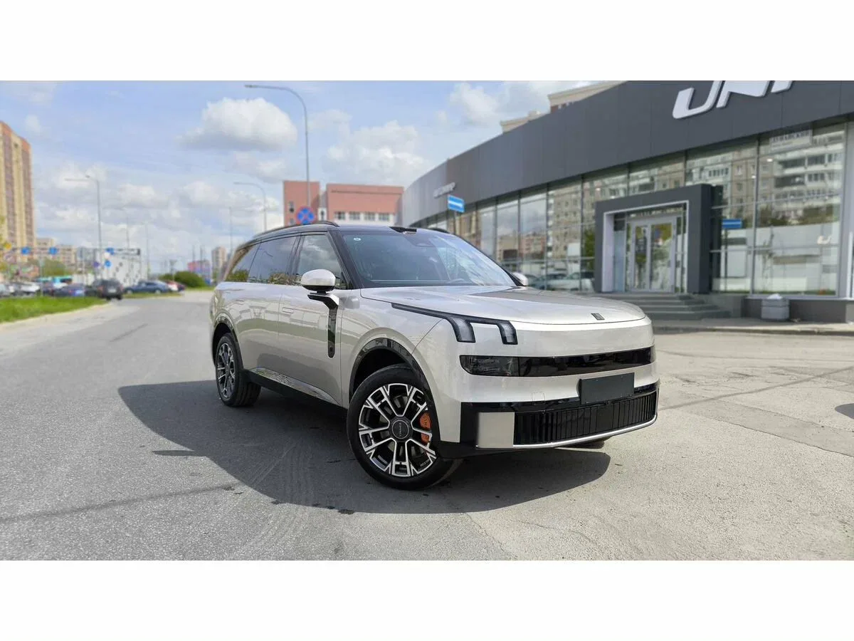 Lynk & Co 900