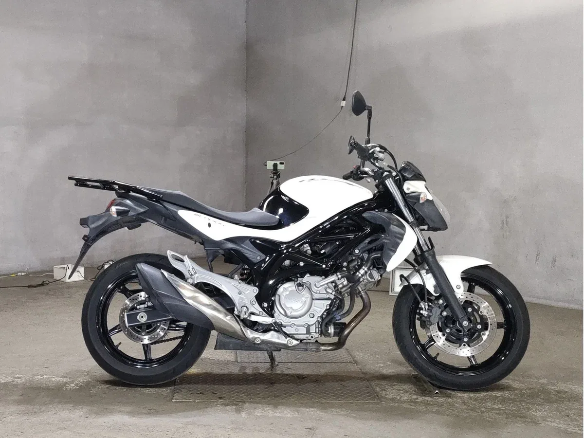 Suzuki SFV 650 Gladius