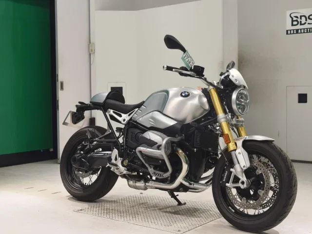 BMW R nine T