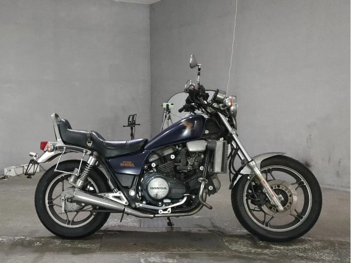 Honda Magna