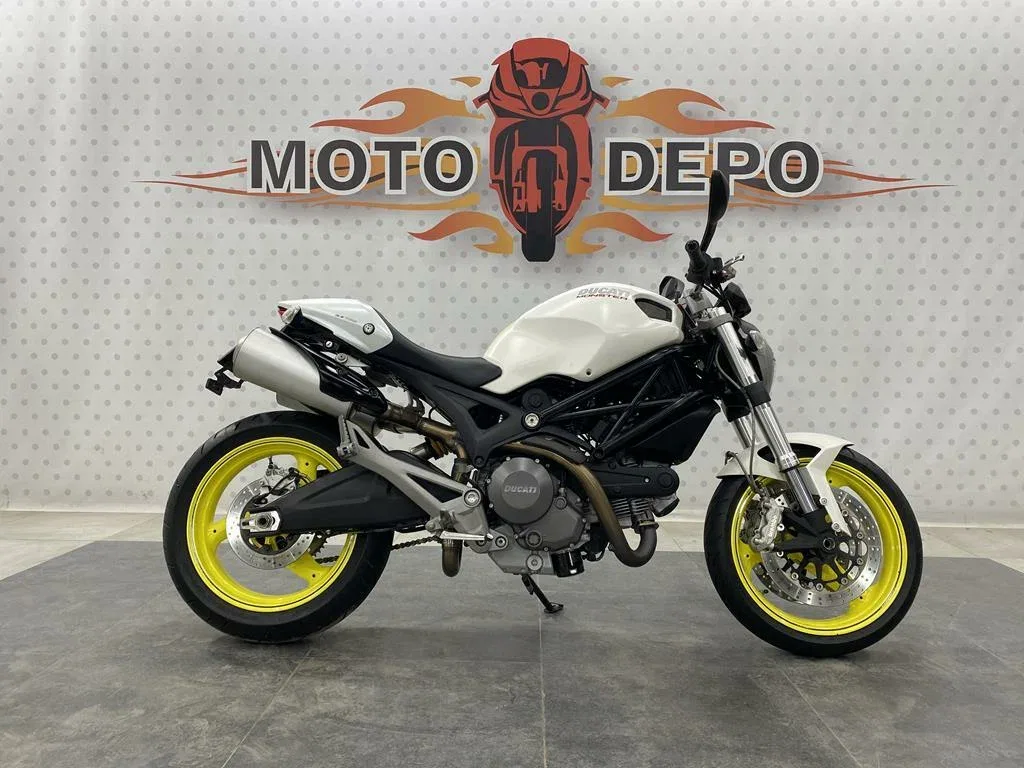 Ducati Monster 696