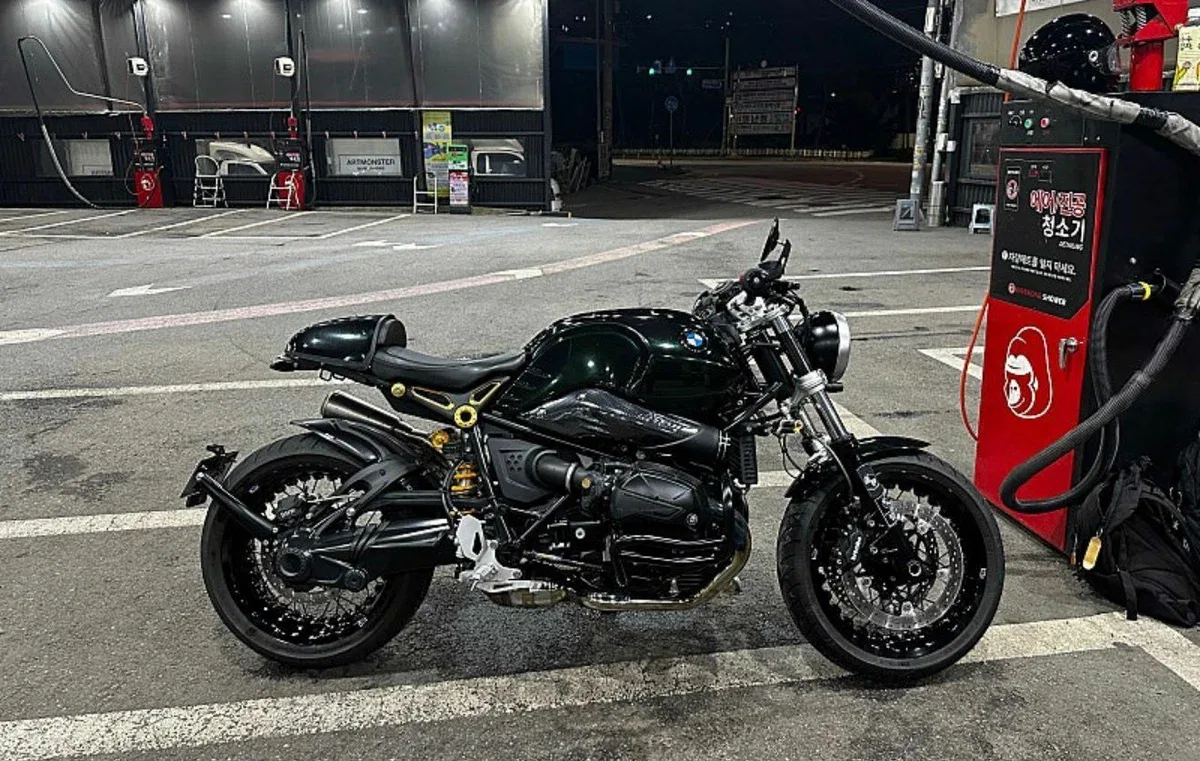 BMW R nine T