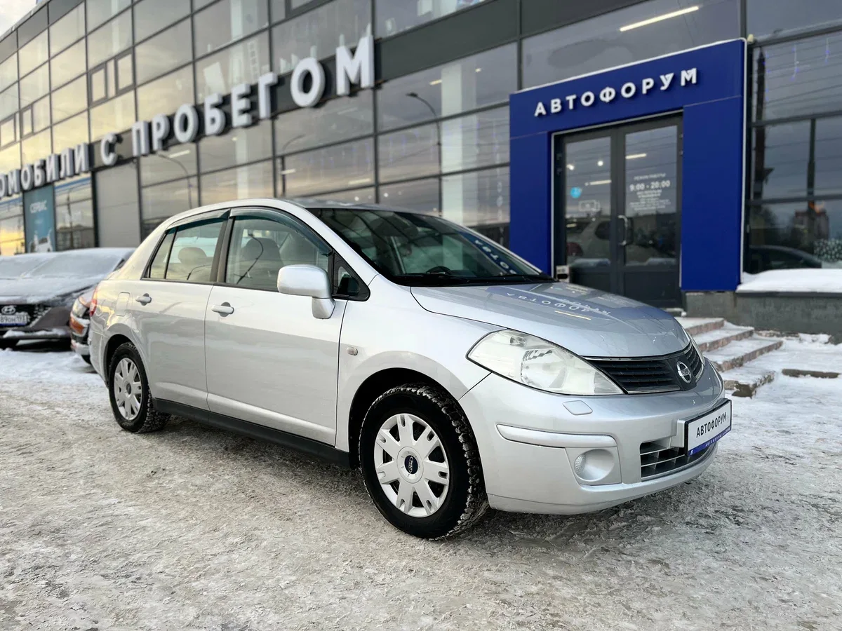 Nissan Tiida I