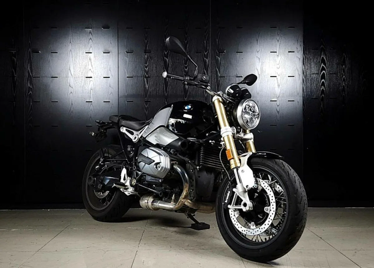 BMW R nine T