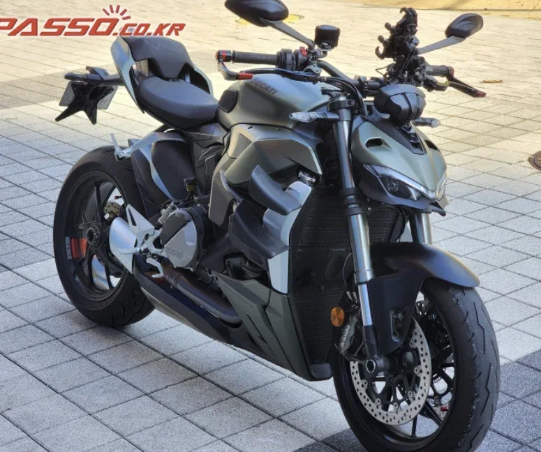 Ducati Streetfighter V2