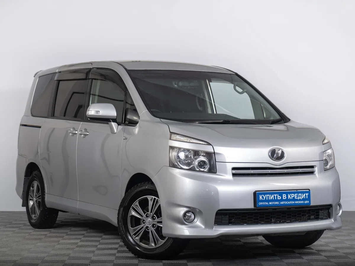Toyota Voxy II (R70)