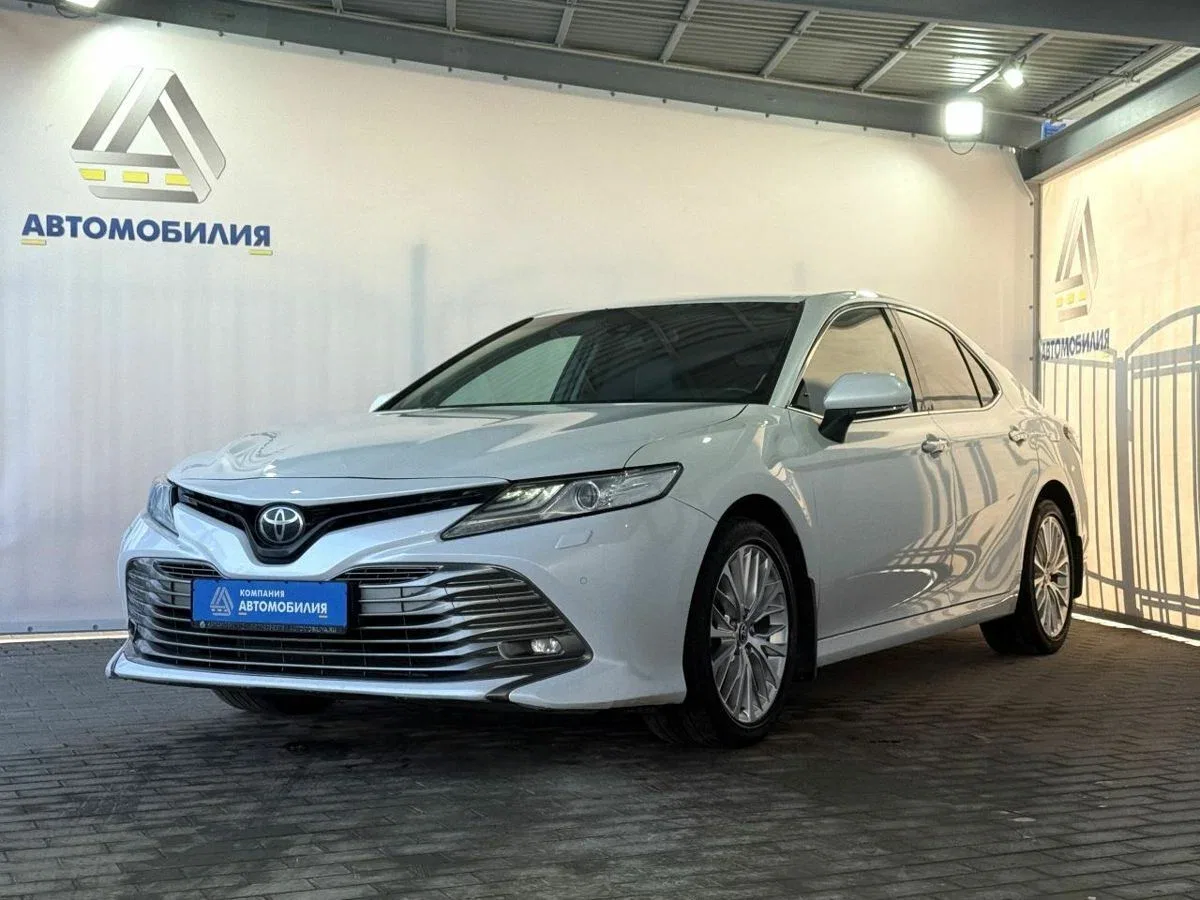Toyota Camry VIII (XV70)