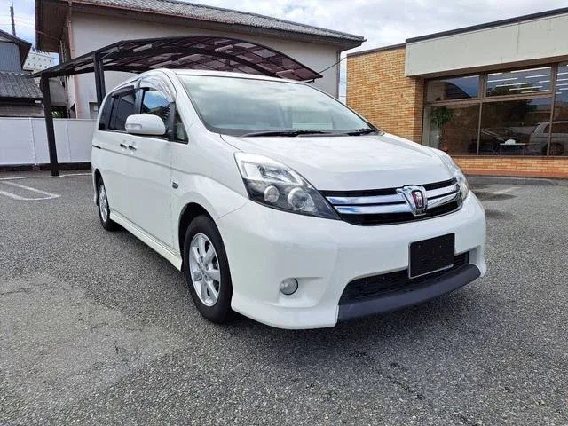 Toyota ISis I Рестайлинг