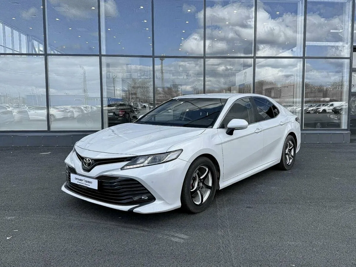 Toyota Camry VIII (XV70)