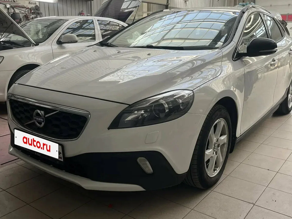Volvo V40 II