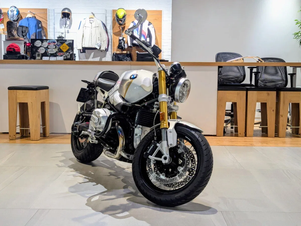 BMW R nine T