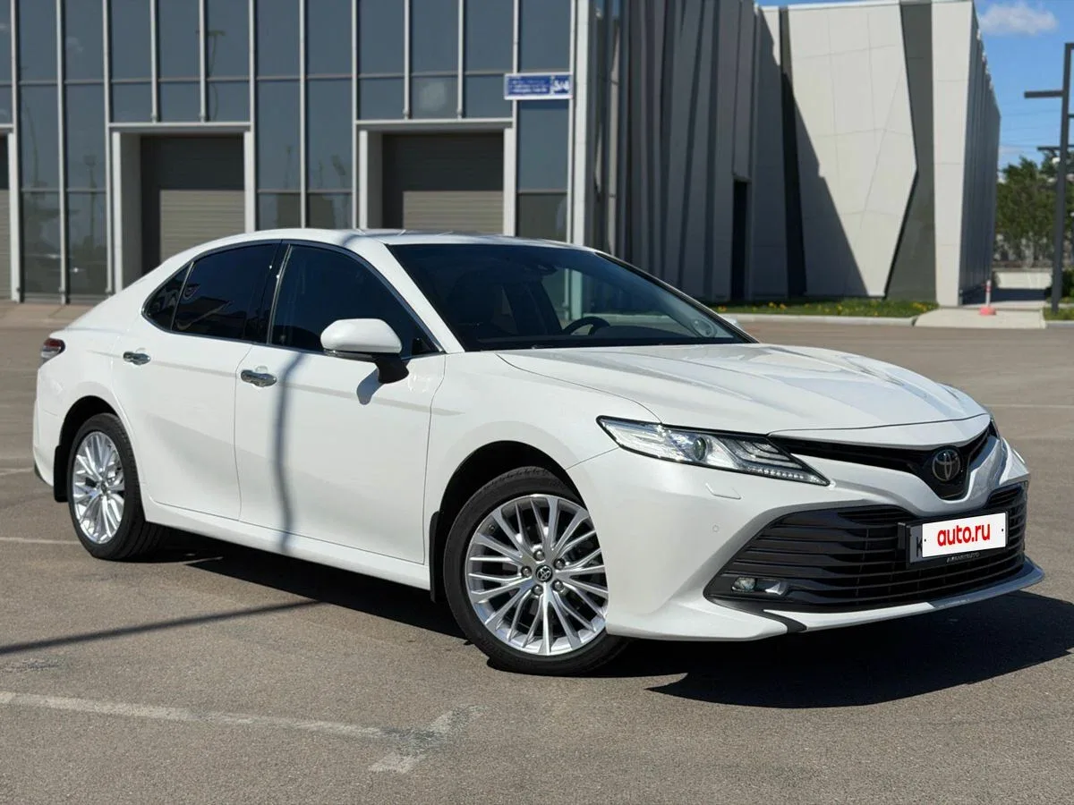 Toyota Camry VIII (XV70)