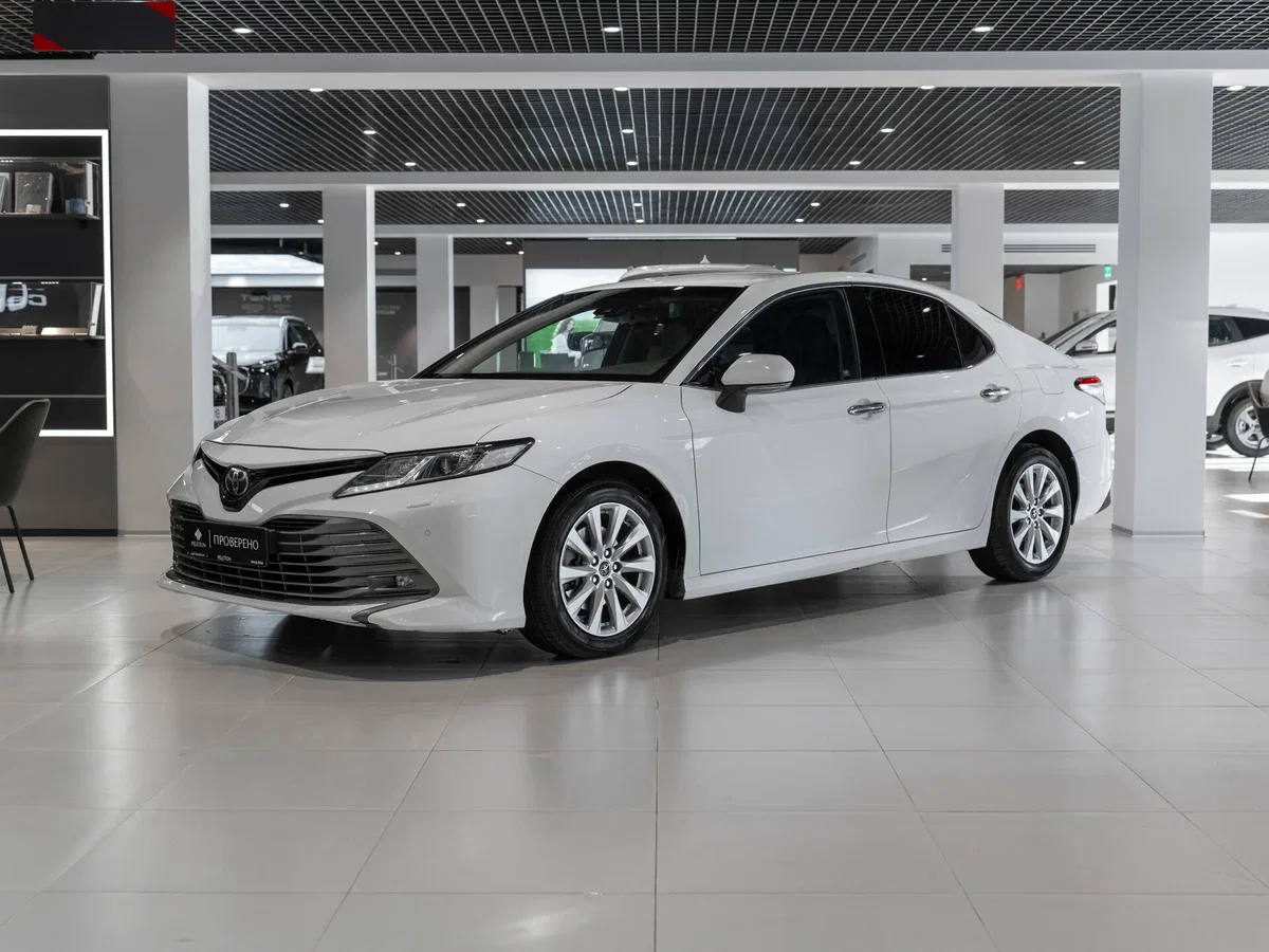 Toyota Camry VIII (XV70)