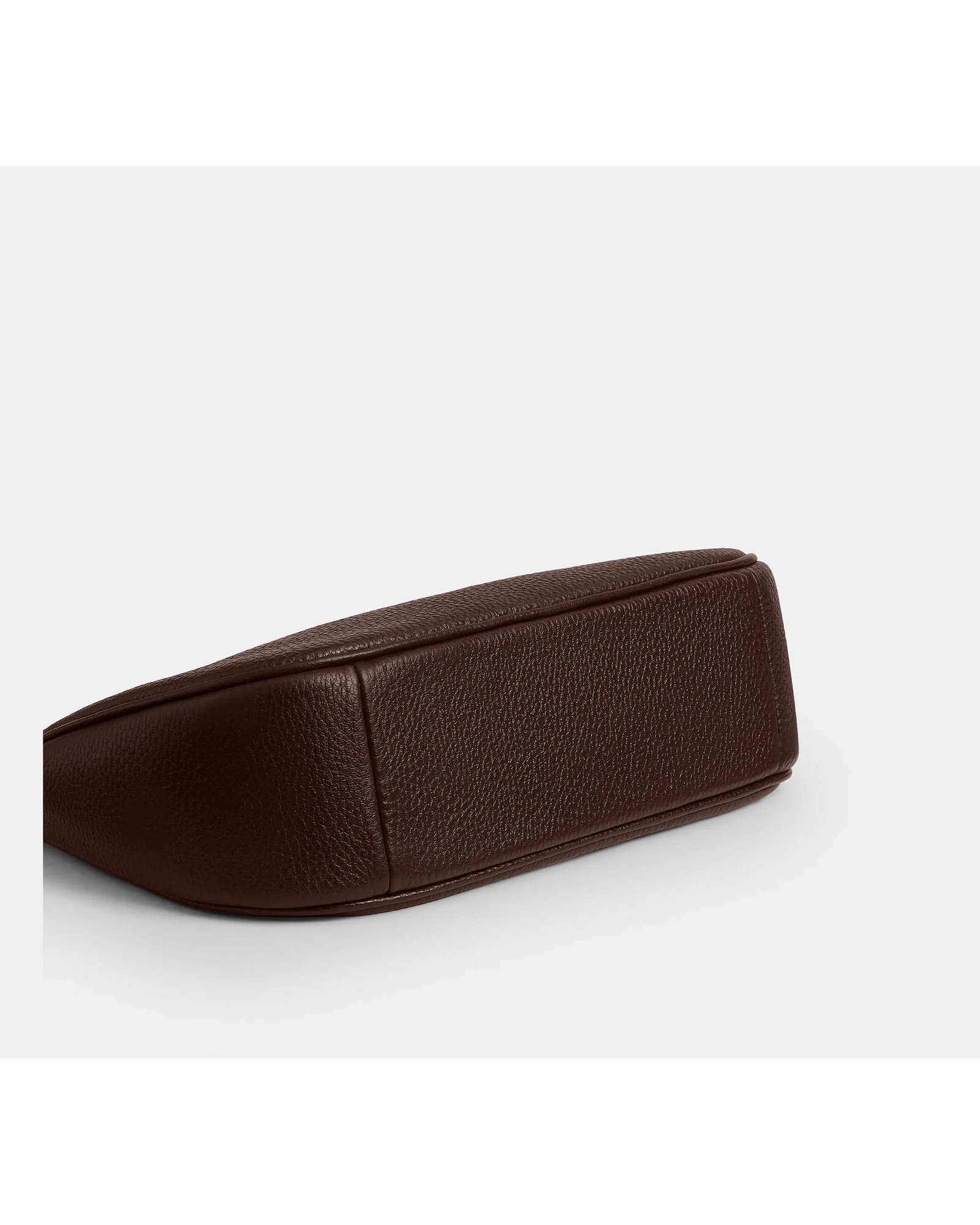 Дно коричневой сумки Coach Teri, вид сбоку.