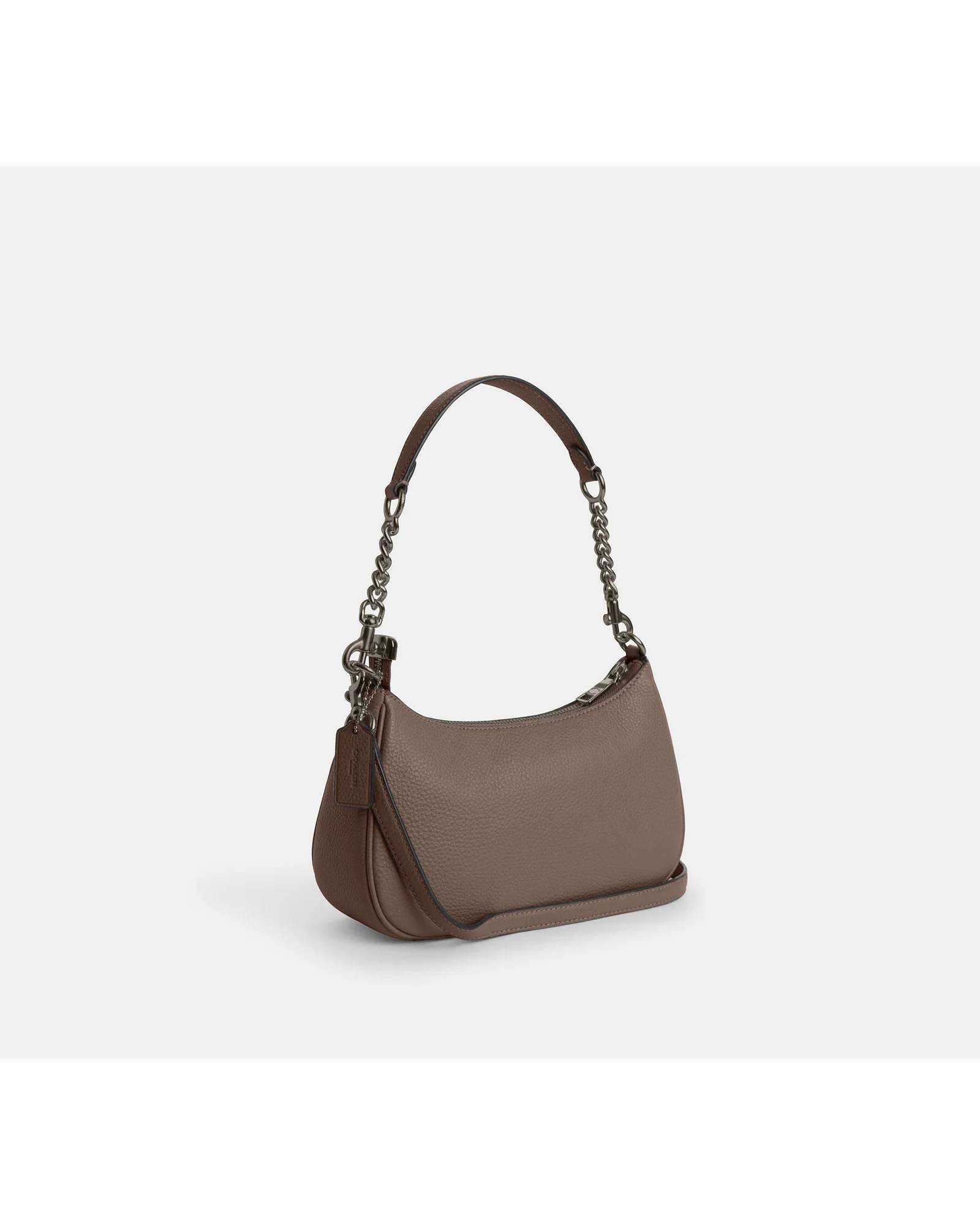 Сумка Coach Teri коричневого цвета с цепочным ремнём, вид сбоку под углом.