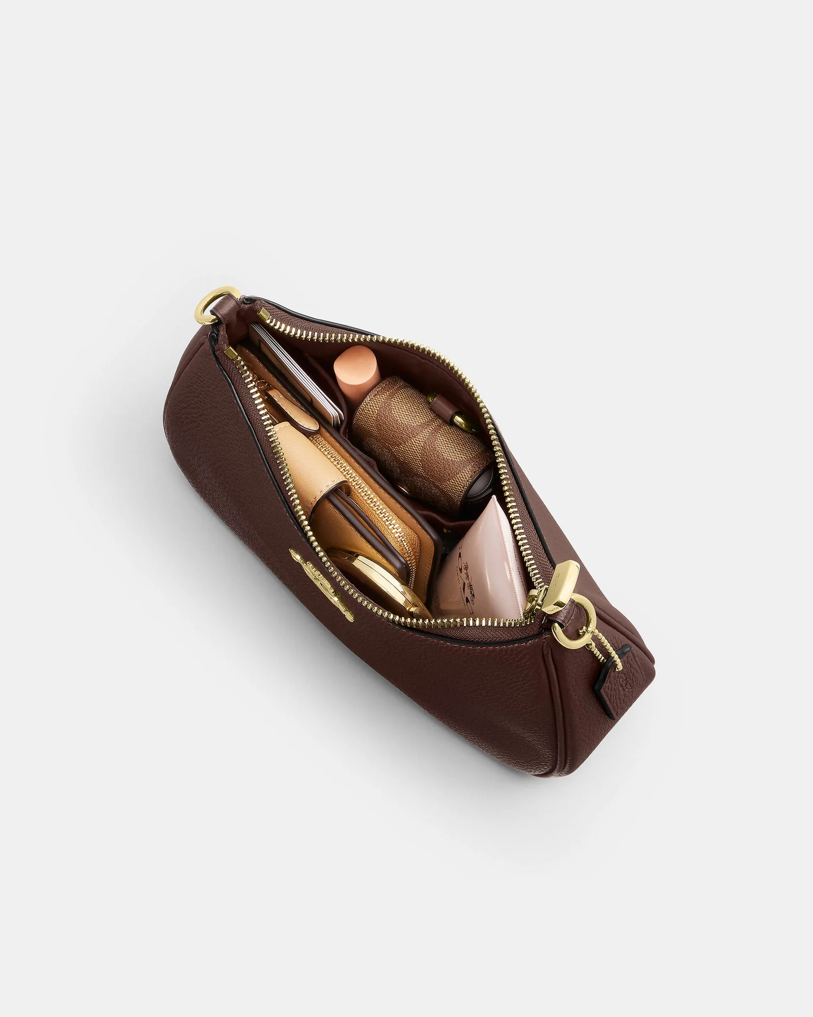 Коричневая кожаная сумка Coach Teri с цепочкой, вид спереди.