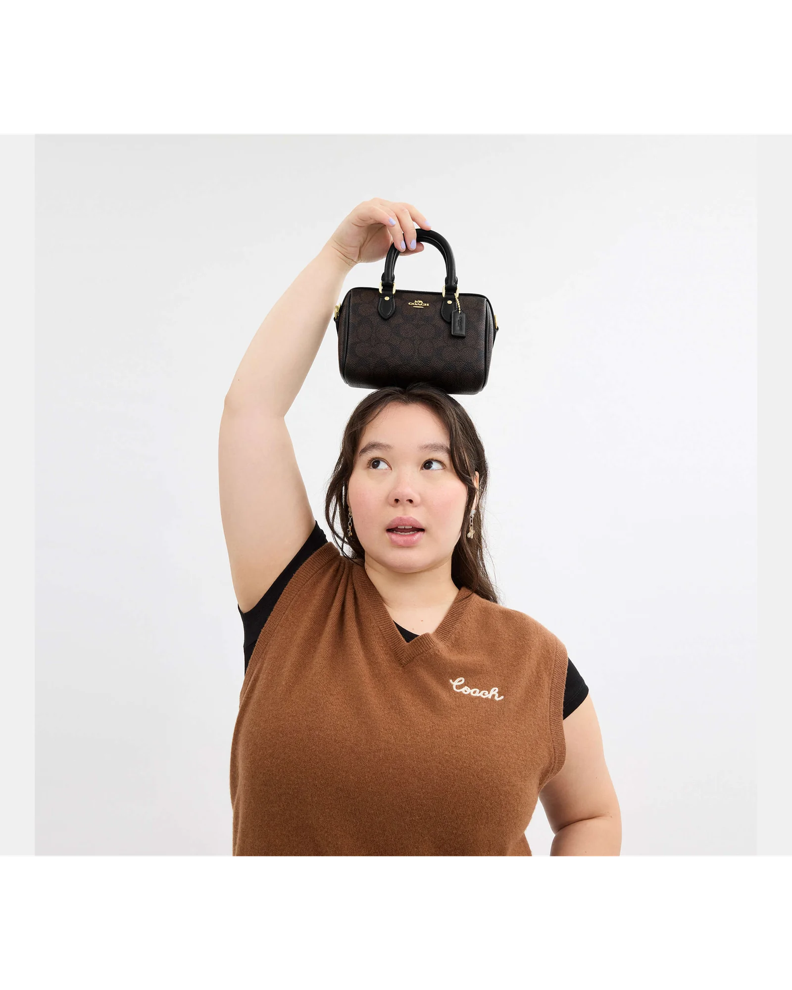 Мини-сумка Coach Rowan с фирменным принтом — 18