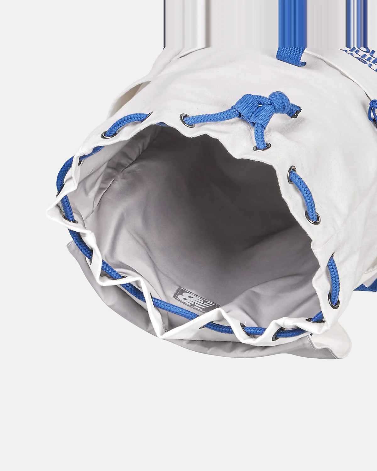 Открытый чёрный рюкзак New Balance из канваса, вид внутреннего отделения.