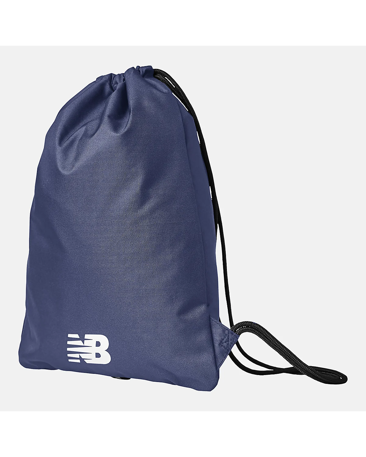 Синяя сумка New Balance в боковом ракурсе, показаны чёрные лямки.