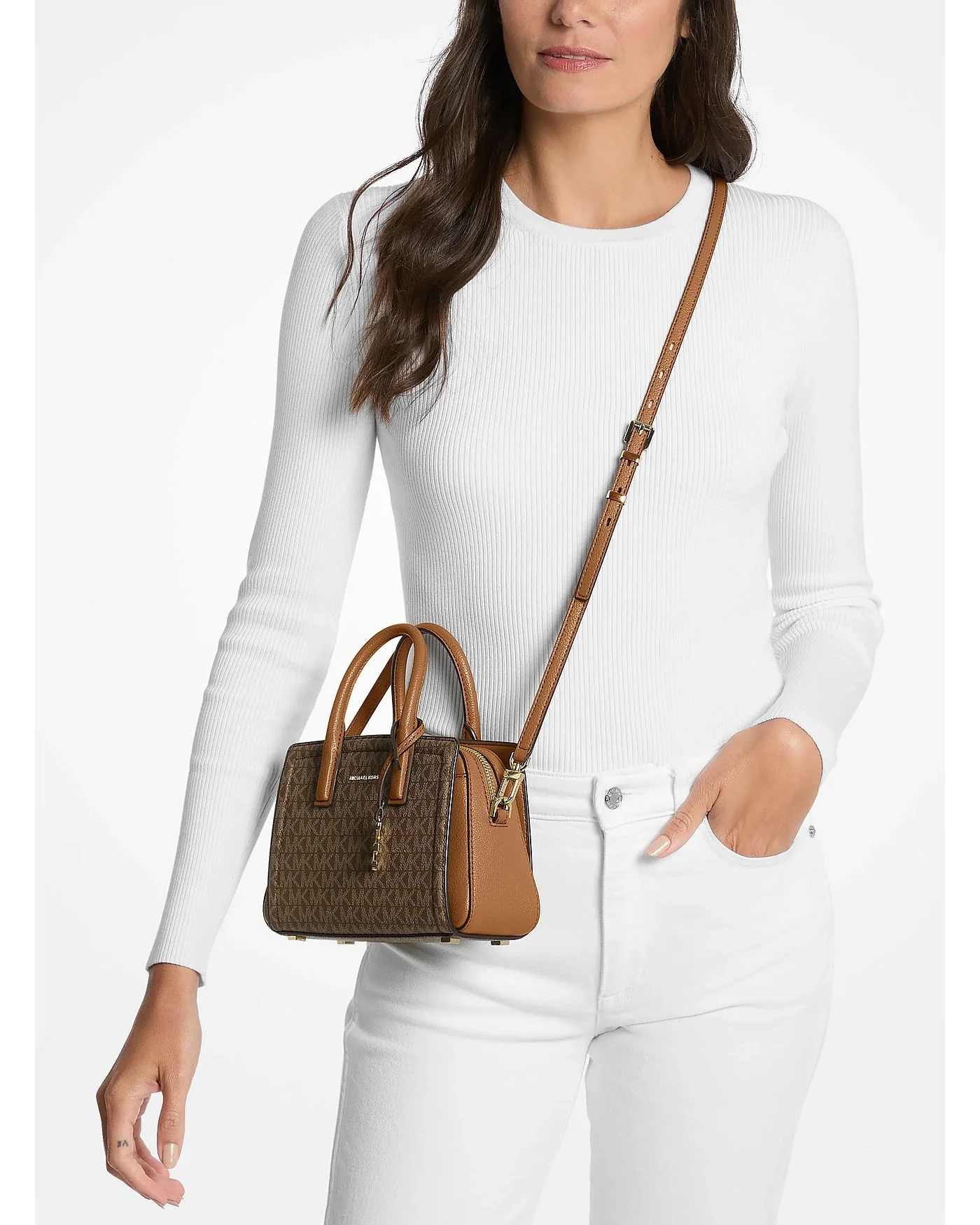 Коричневая кроссбоди-сумка Michael Kors на модели, на белом фоне.