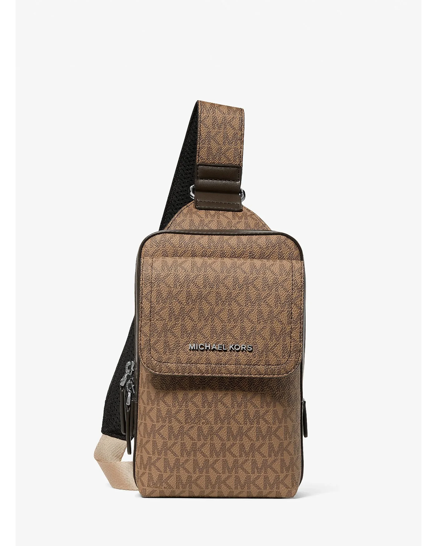 Бежевая сумка Michael Kors Hudson, слегка развёрнута, чёрный ремень через плечо.