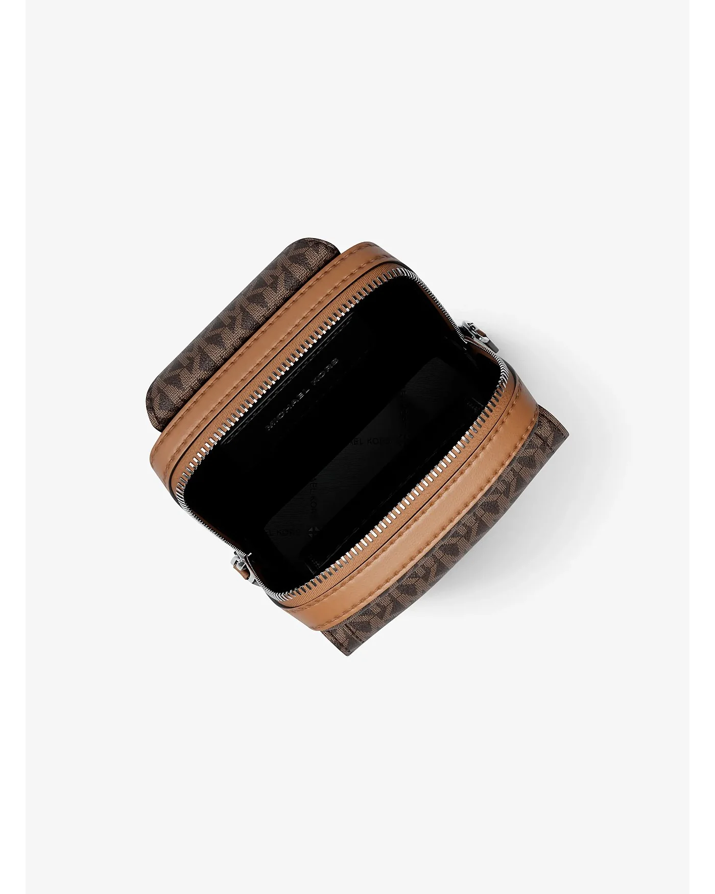 Открытая внутренняя часть коричневой сумки Michael Kors с чёрной подкладкой и кожаными вставками.