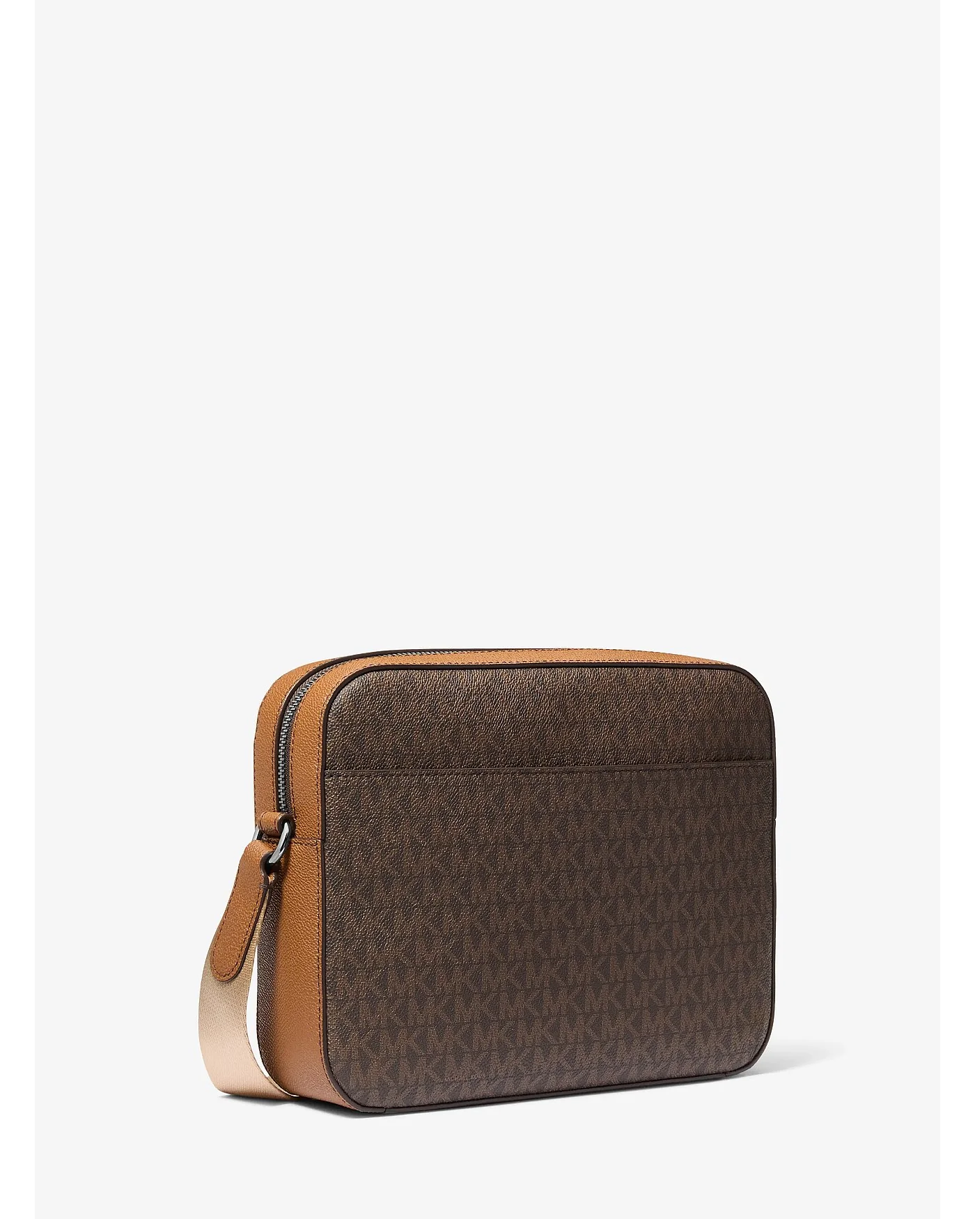 Сумка Michael Kors Jet Set в три четверти, видны боковые ремни и общие пропорции.