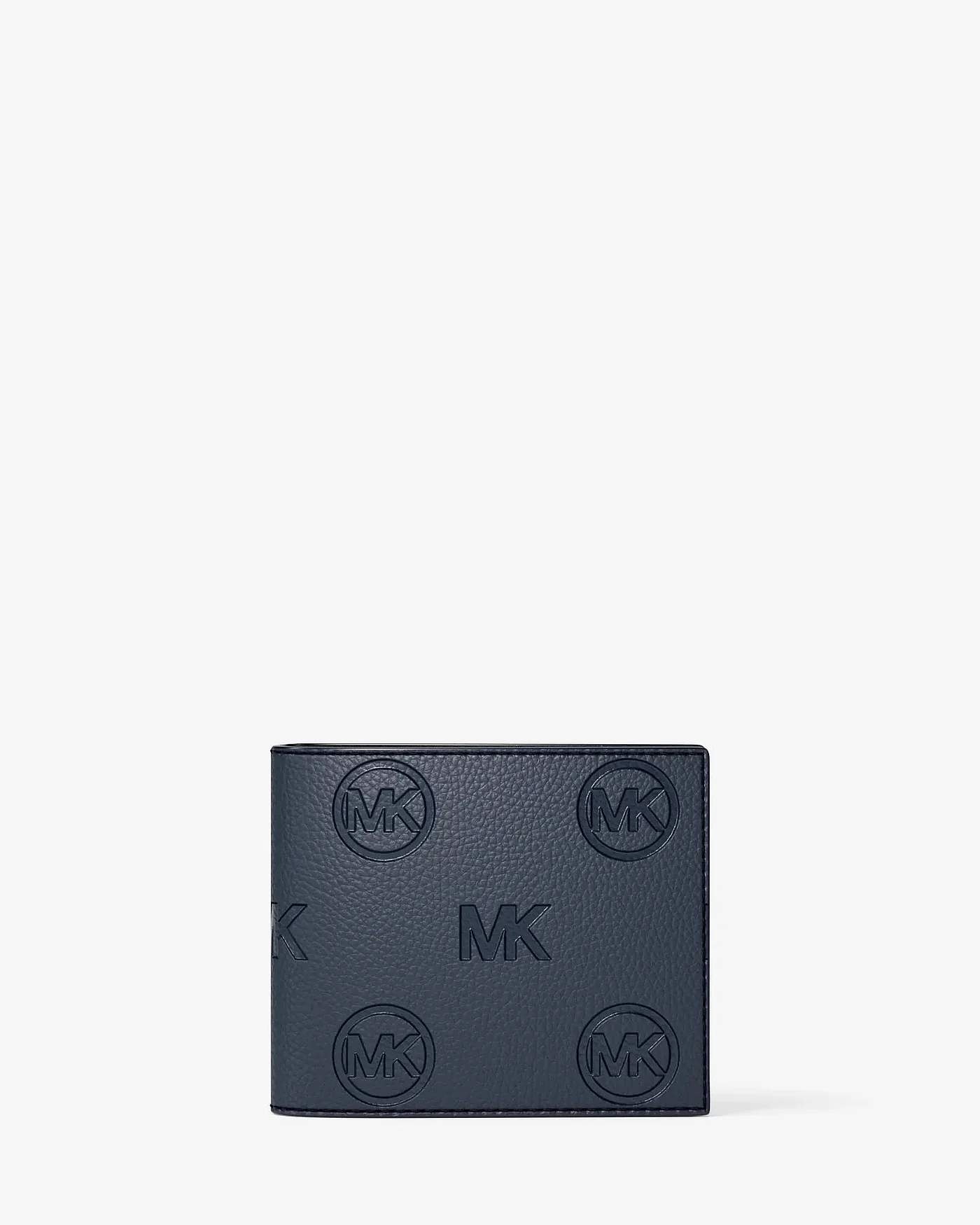 Крупный план поверхности кошелька Michael Kors с тиснённым логотипом MK и текстурой кожи.